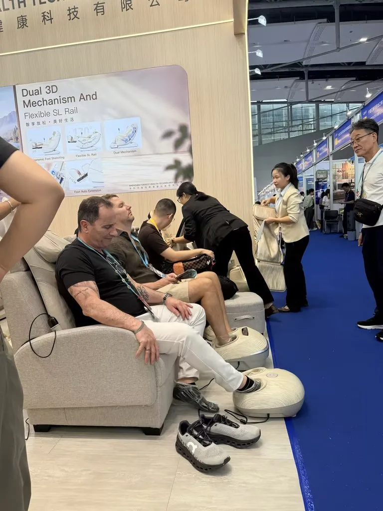 Live at Canton Fair: Trying out our foot massagers.