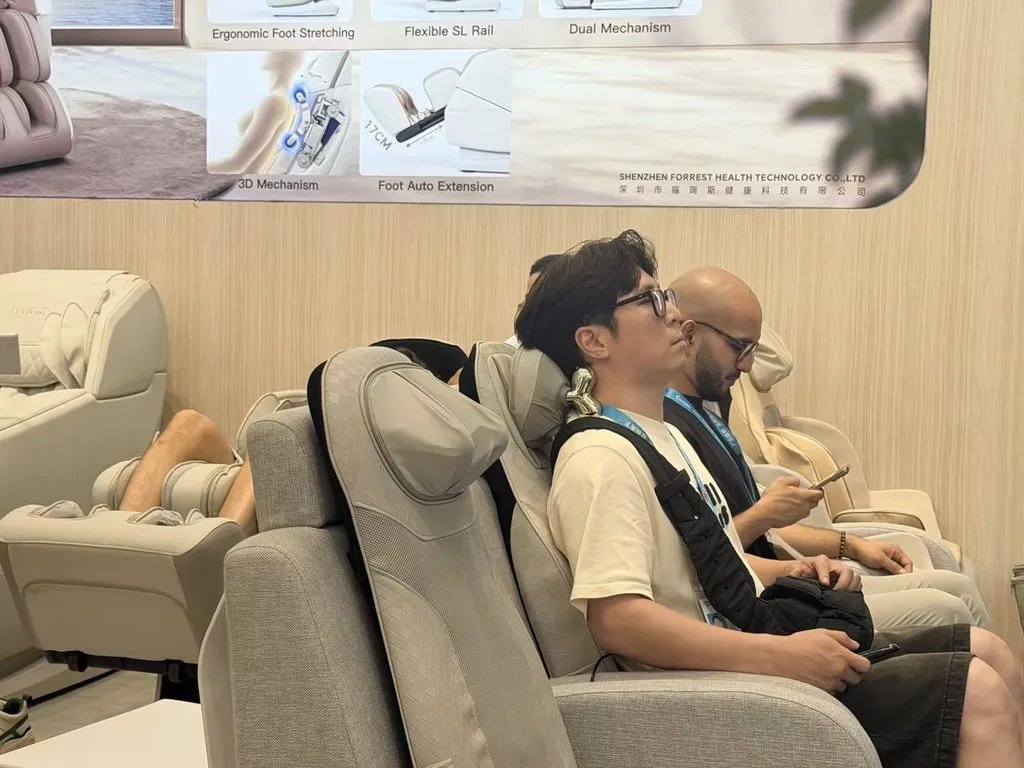 Discovering the new fully automatic massage cushion at the Forrest booth.