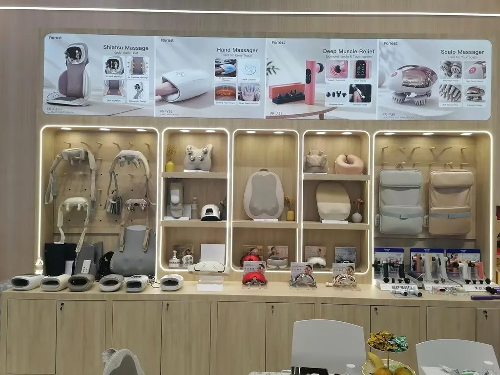 Face-to-face discussions at the 140th Canton Fair — exploring OEM/ODM opportunities.